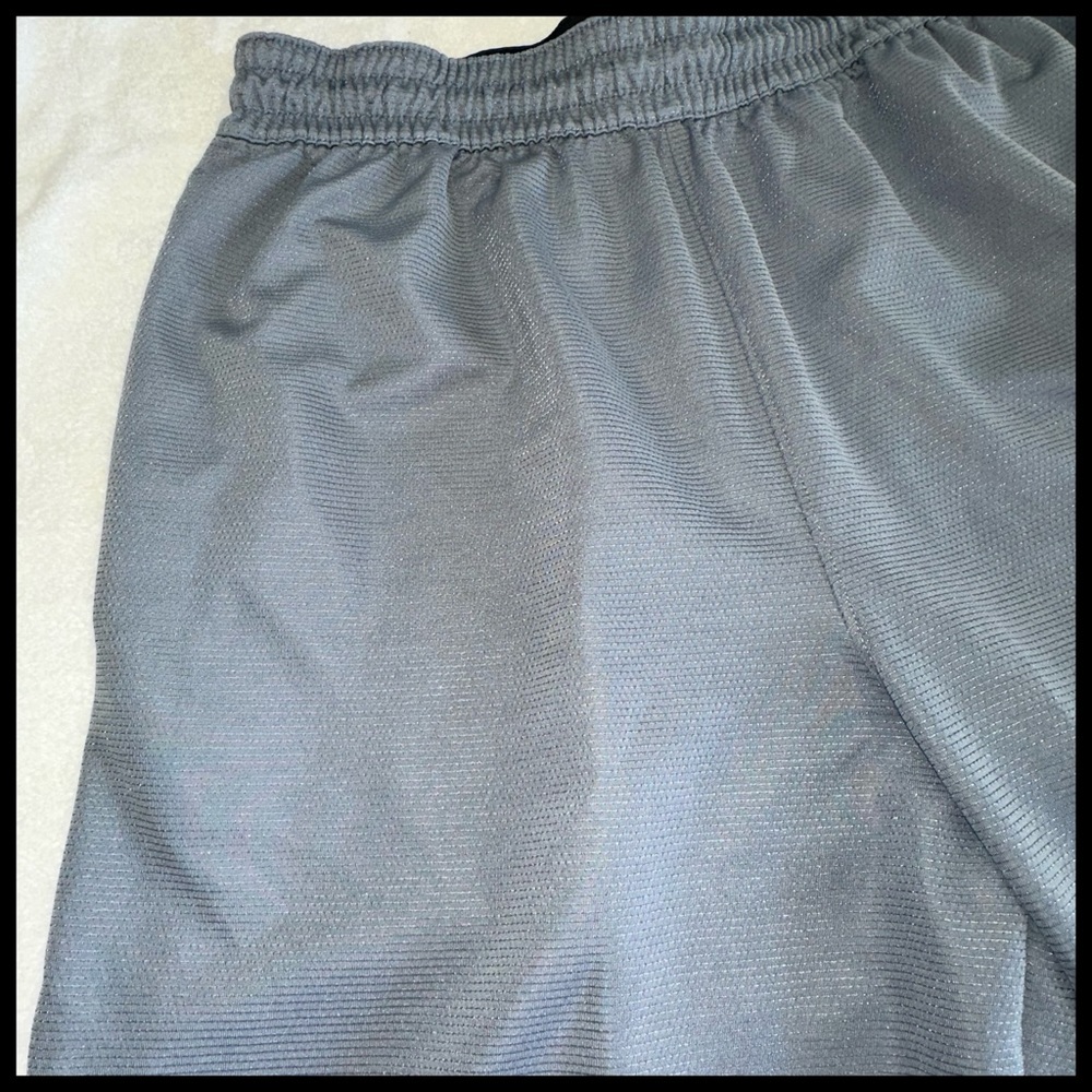 Nike DriFit 🏋🏻‍♀️🥏🏀🏈🏐Mens Shorts Large Grey with 2 pockets and drawstring waist. - Picture 3 of 16